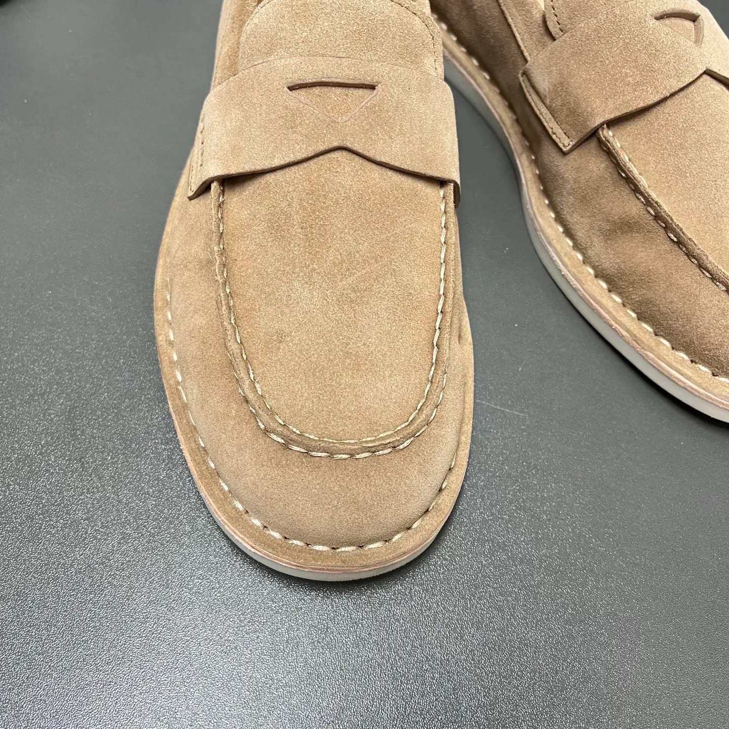 💰840 Prada men’s new suede leather loafers. Made of flocked cow second-layer leather, they combine classic design with handmade details, blending sophistication with casual comfort. Hot-stamped logo on the outside, topstitched seams on the skirt, 1.5cm white rubber sole with leather welt, dyed calfskin lining, silver-labeled cowhide feet, simple and elegant style, comes with a full set of original packaging dust bag! C leather shoe size: 39/40/41/42/43/44 Brown Welcome to order